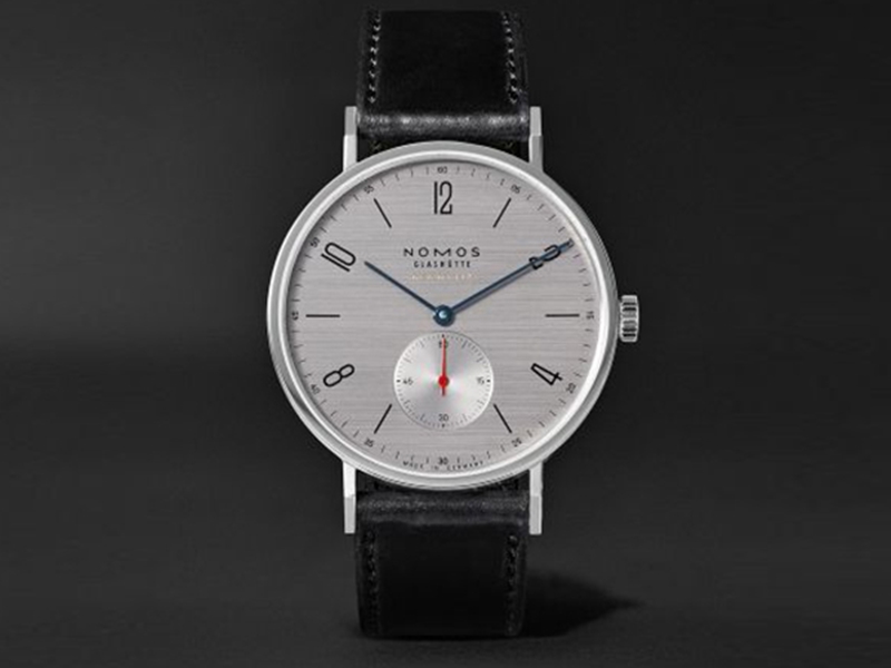 موقع MR PORTER يطرح ساعات NOMOS GLASHÜTTE الألمانية الراقية